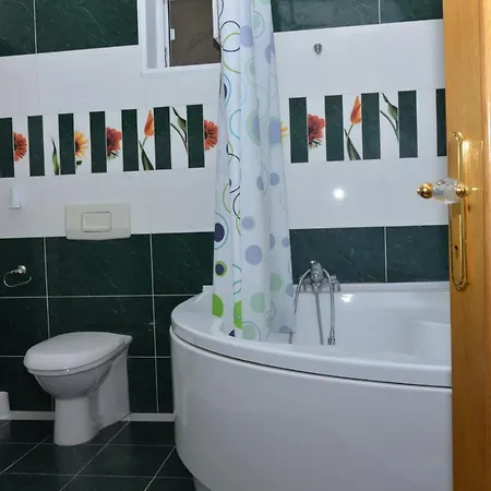 Apartament 16 *