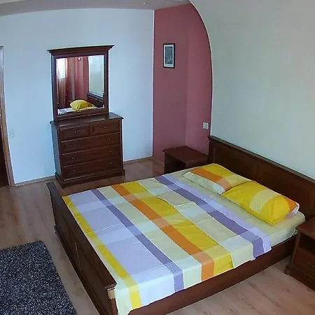 Apartament 16 *